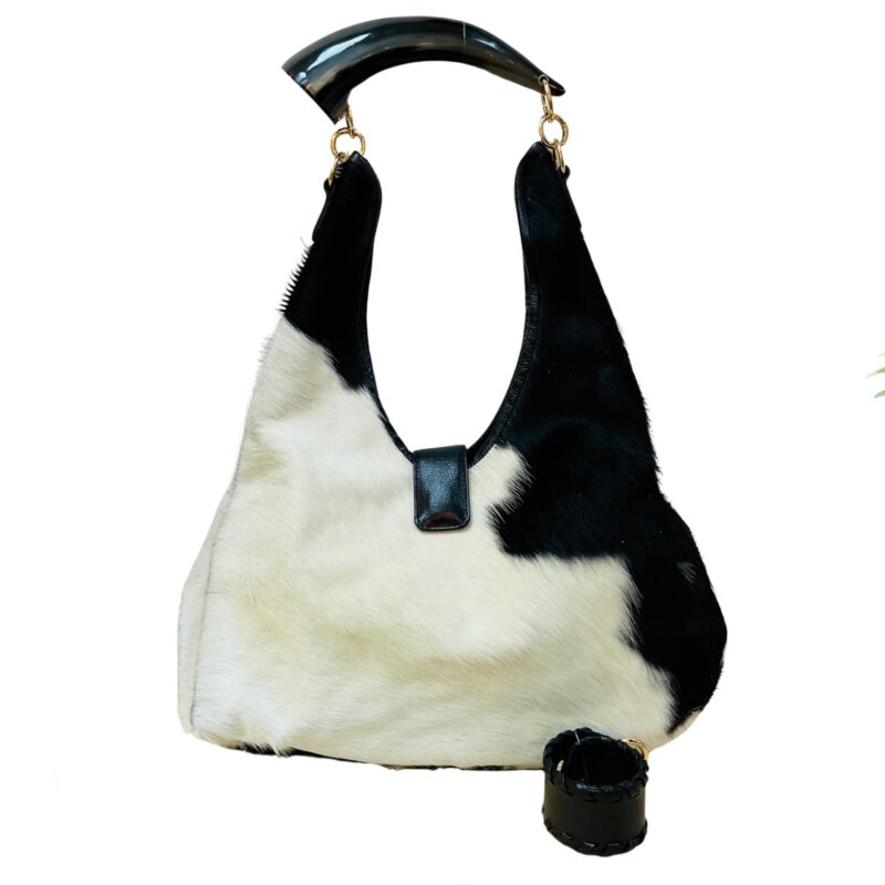 Bolso artesanal en pelo de vaca con cuerno