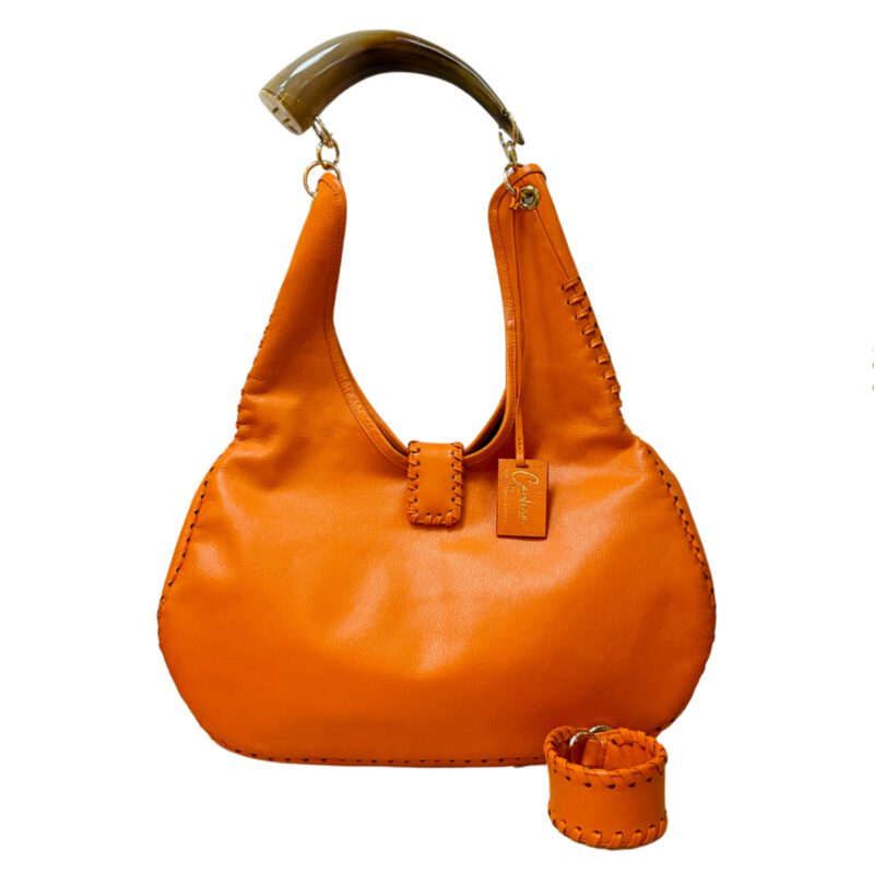 Bolso artesanal en piel de vaca naranja con cuerno