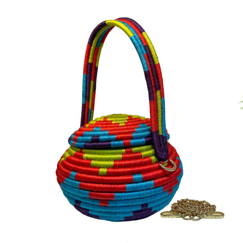 Bolso de mano verde y azul artesanal palma y fique